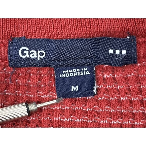 the GAP Red Waffle Shirt Size Medium - Picture 3 of 4